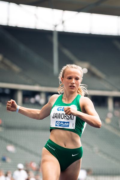 Nele Jaworski (VfL Wolfsburg) ueber 100m waehrend der deutschen Leichtathletik-Meisterschaften im Olympiastadion am 25.06.2022 in Berlin